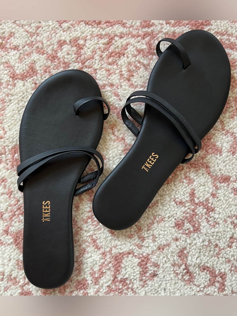 TKEES “Leah” Women’s Black Slim Strap Toe-Ring Slide Sandals!